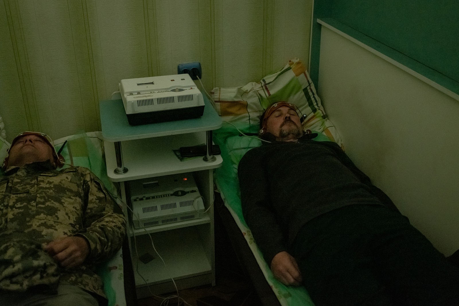 Um tratamento de estimulação cerebral usa microcorrentes elétricas para ajudar soldados ucranianos com transtorno de estresse pós-traumático, em um centro de reabilitação perto de Kharkiv — Foto: Nicole Tung/The New York Times