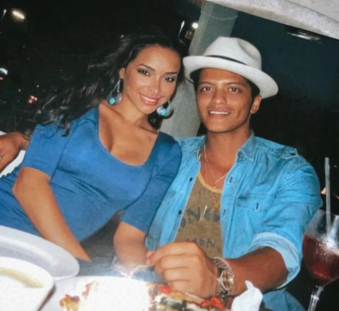Jessica Caban postou foto das primeiras férias com Bruno Mars, há mais de 10 anos — Foto: Reprodução/Instagram