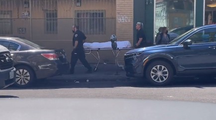 Serviços de emergência levam corpo de usuário de drogas morto após overdose em São Francisco — Foto: Reprodução/X