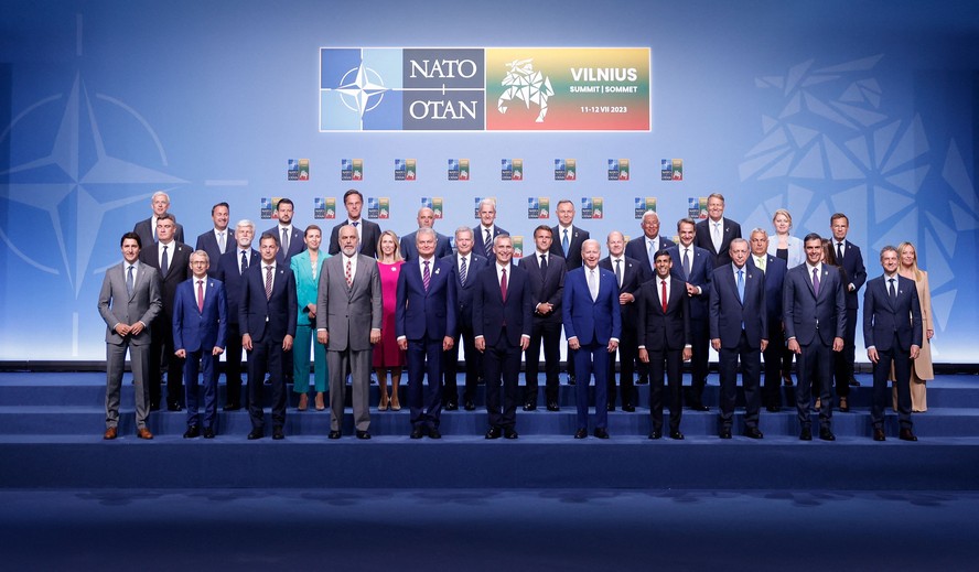 O secretário-geral Jens Stoltenberg posa para uma foto oficial com os participantes da Cúpula da OTAN