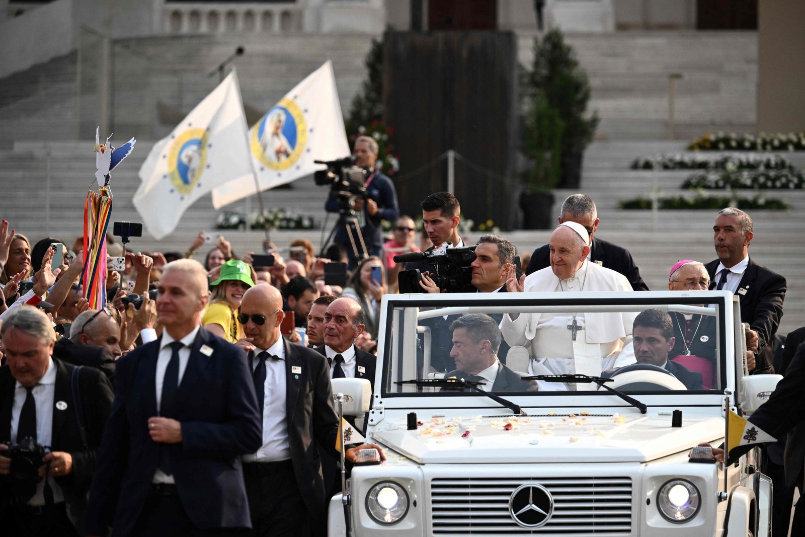 Papa Francisco chega ao Santuário de Fátima, em Portugal, durante Jornada Mundial da Juventude — Foto: Marco BERTORELLO / AFP