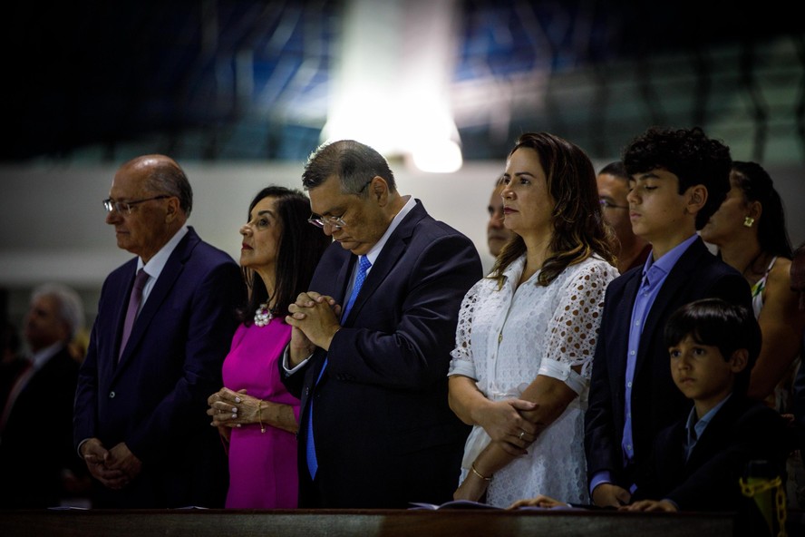 Flávio Dino participa de missa, ao lado do vice-presidente Geraldo Alckmin