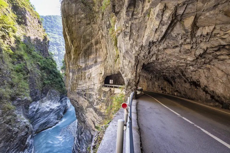 Estrada do Desfiladeiro de Taroko, Taiwan: Com quase 20 quilômetros de extensão, ela é internacionalmente conhecida por seus túneis escavados na montanha — Foto: Reprodução