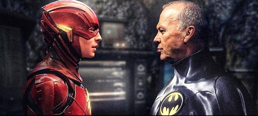 'The Flash': Ezra Miller e Michael Keaton em cena do novo filme