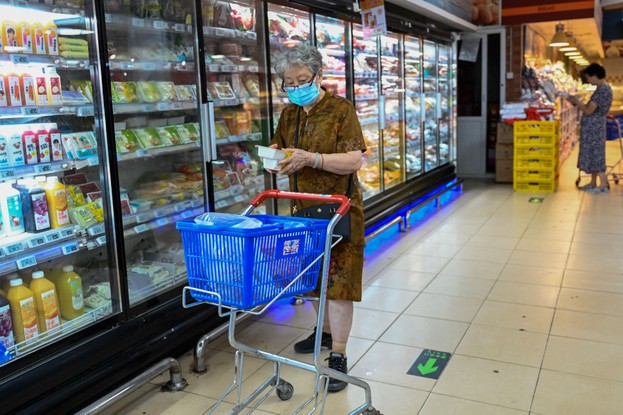 Uma mulher faz compras em um supermercado de Pequim, na China