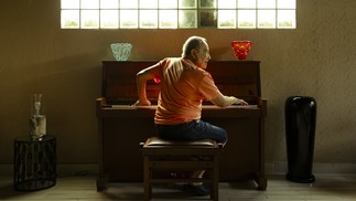 O ator mostra uma de suas paixões: o piano — Foto: Leo Martins