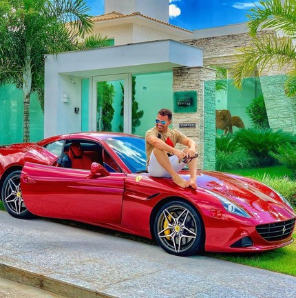 Ferrari: Eduardo Costa posou com carro de luxo — Foto: Reprodução Instagram