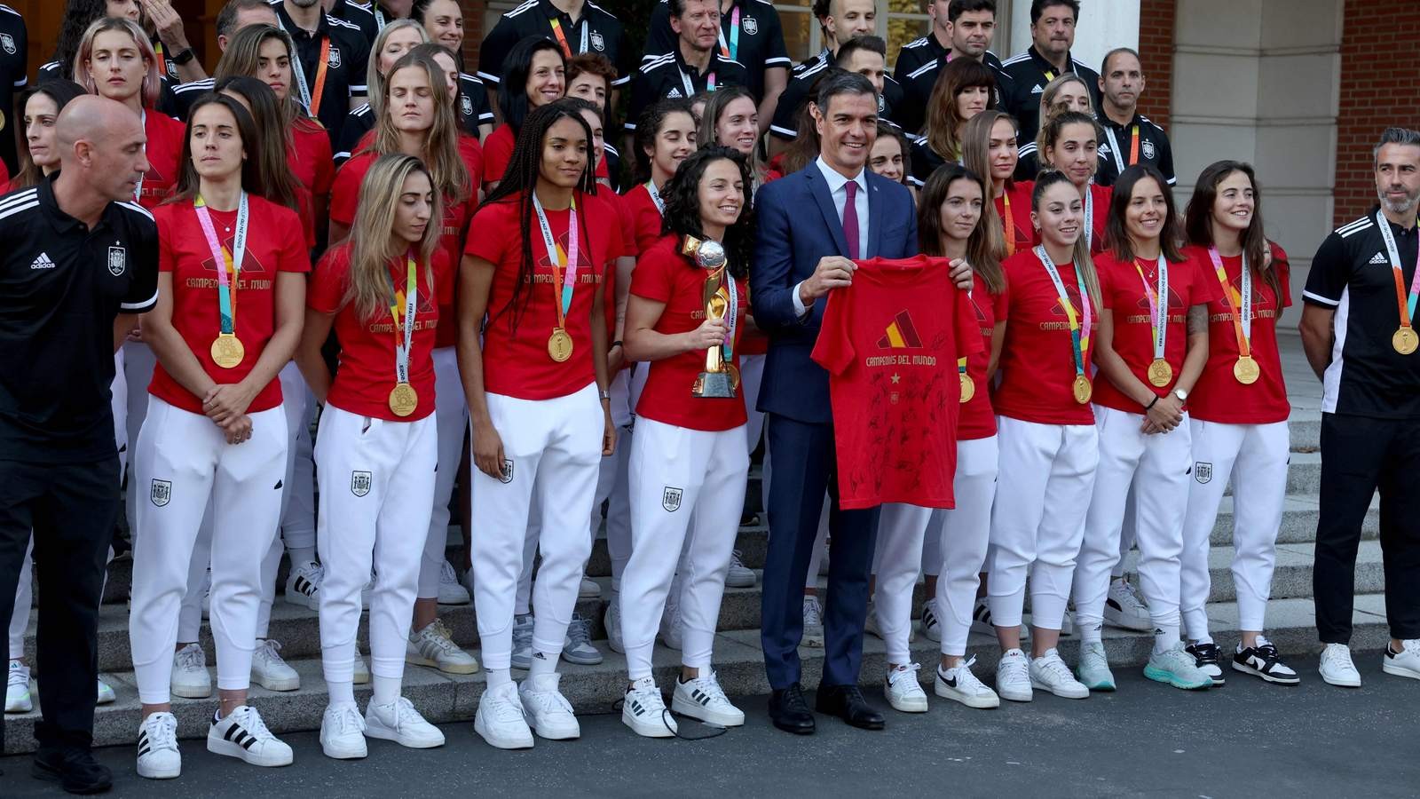 Luis Rubiales (esquerda), com a seleção espanhola de futebol feminino após a vitória na Copa do Mundo de 2023 no Palácio La Moncloa em Madri, Espanha. — Foto: Pierre-Philippe MARCOU / AFP