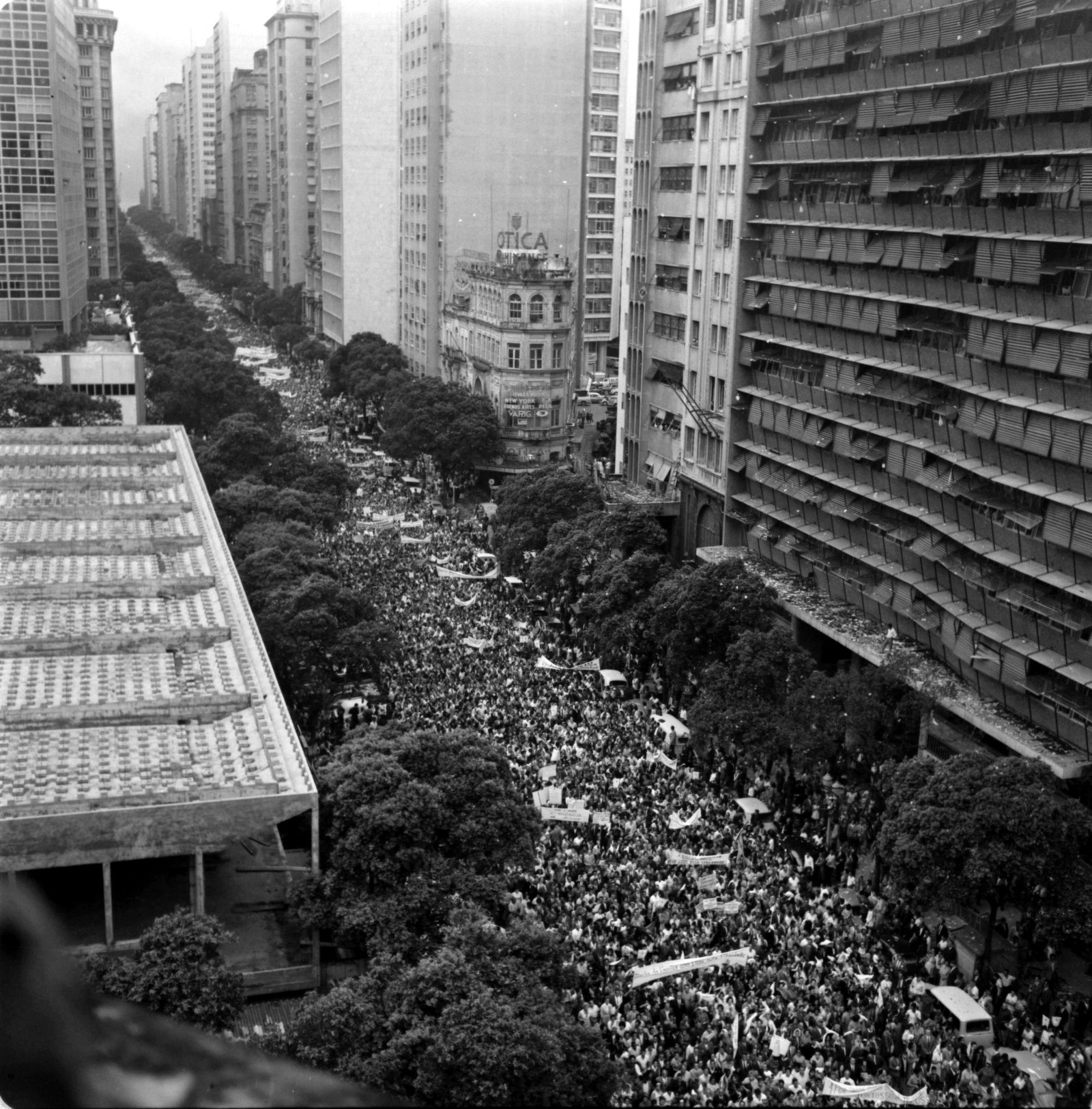 "Marcha da Vitória”, nas ruas do Rio de Janeiro, em 2 de abril de 1964. — Foto: Agência O Globo