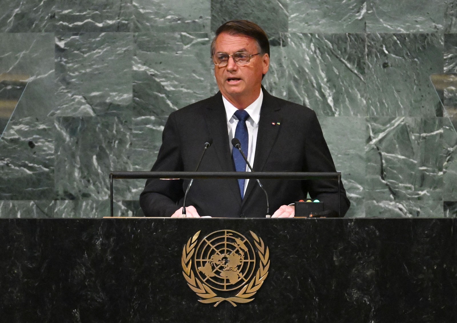 O presidente brasileiro Jair Bolsonaro discursa na 77ª sessão da Assembleia Geral da ONU, em Nova York — Foto: TIMOTHY A. CLARY / AFP