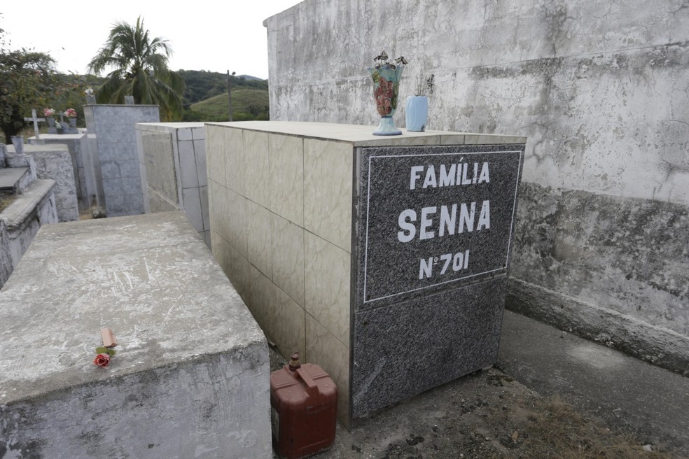 Corpo de Renê Senna está enterrado no Cemitério de Rio Seco, em Rio Bonito — Foto: Foto Domingos Peixoto