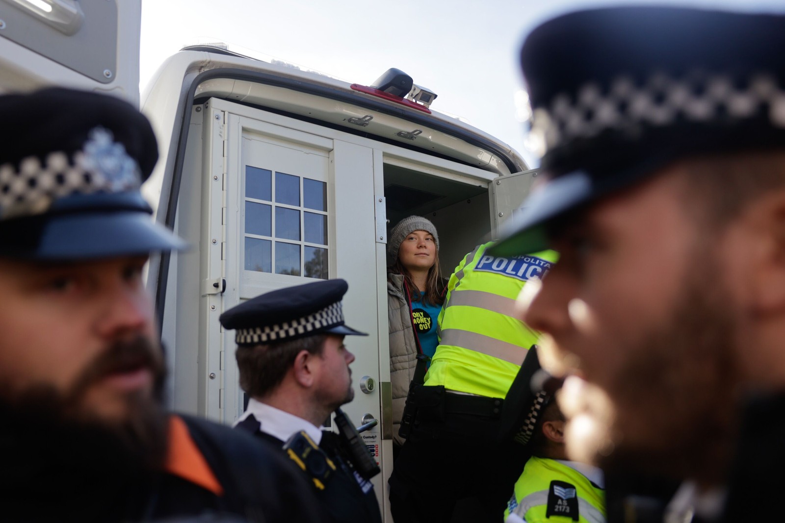 Greta Thunberg é colocada dentro de carro da polícia, onde observa o protesto realizado em frente um grande evento da indústria de energia, em Londres. Foto: Carlos Jasso/Bloomberg