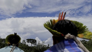 Pela primeira vez uma comitiva do povo kayapó viajou para uma terra indígena no extremo oeste do Acre — Foto: Domingos Peixoto / Agência O Globo