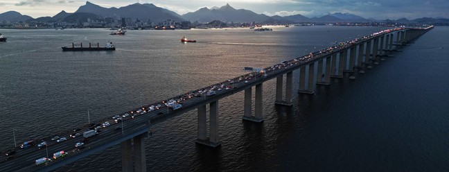 Com 13 km de extensão, a Ponte Rio-Niterói foi inaugurada dia 4 de março de 1974 — Foto: Custódio Coimbra