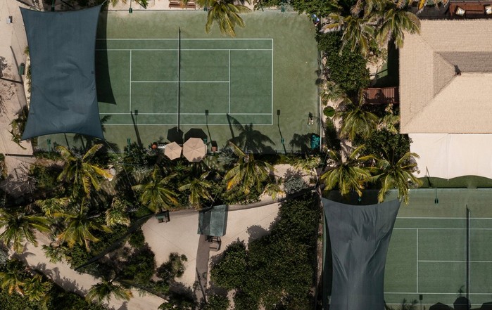 Área com quadras de tênis na Ilha de Necker — Foto: Reprodução/Site Virgin Limited Edition
