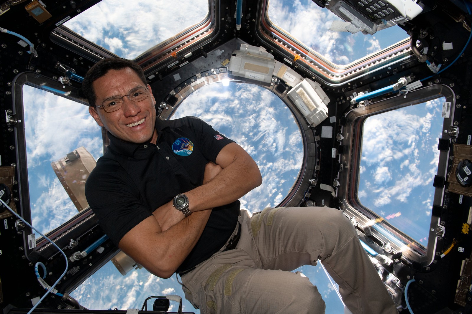 Frank Rubio, de 47 anos, é filho de pais salvadorenhos e quebrou o recorde da missão mais longa em órbita já realizada por um norte-americano — Foto: NASA / Frank Rubio