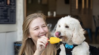 Gelaterias trabalham com sistema de café da manhã, sorvetes para cães e picolés personalizados.Luisa Coladangelo, da Gelateria Piemonte, em Copacabana, oferece picolé de manga para a cadela Dola — Foto: Ana Branco/Agência O Globo