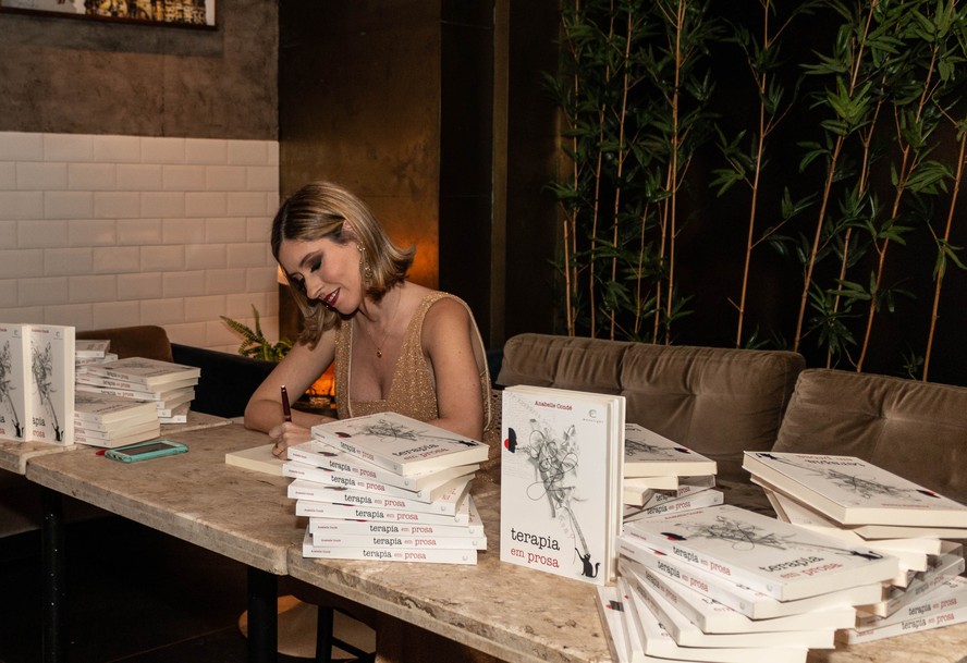 Anabelle Condé autografa livro em lançamento no restaurante Parla!, em Copacabana