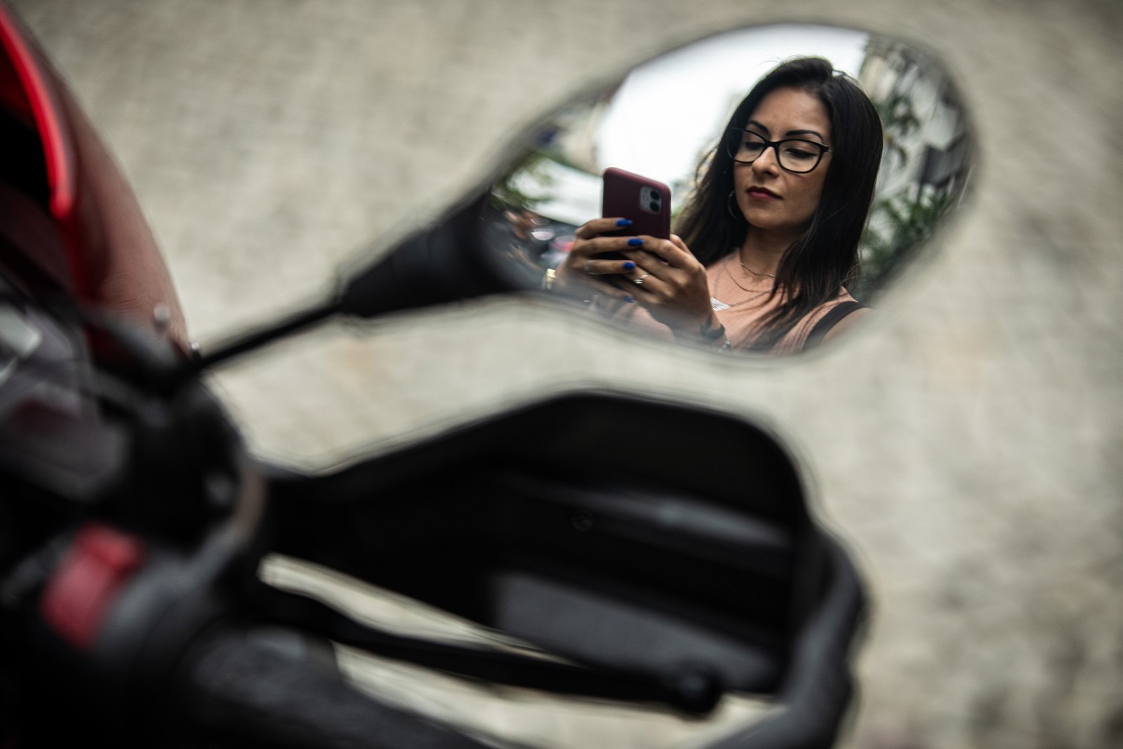 Estudo da 99 revela que 58% dos usuários do serviço de moto por aplicativo são mulheres — Foto: Hermes de Paula / Agência O Globo