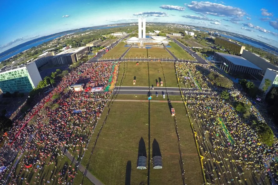 Polarização refletida na Esplanada dos Ministérios, em manifestação de 2016