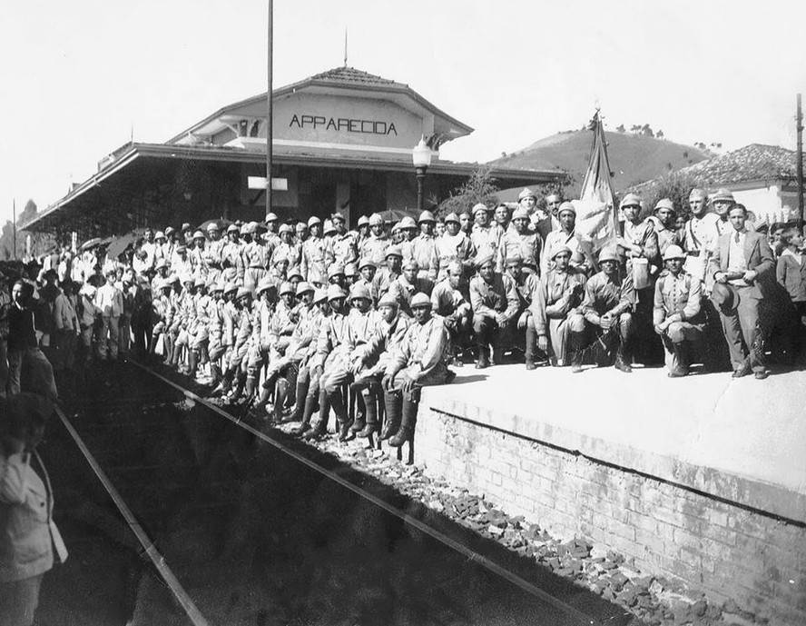 Voluntários paulistas na Estação ferroviária de Aparecida (SP) que iram embarcar para o 'front' de combate na Revolução Constitucionalista