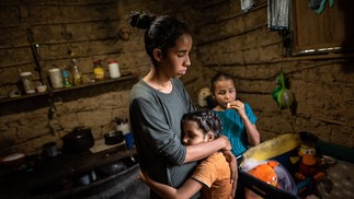 Johanna Guzman, 25 anos, cuida dos filhos em sua casa nos arredores de Caracas (07.12.20). Contraceptivos não são acessíveis para a maioria das venezuelanas, o que as leva a gravidezes indesejadas em um momento em que mal conseguem alimentar os filhos que já têmNYT