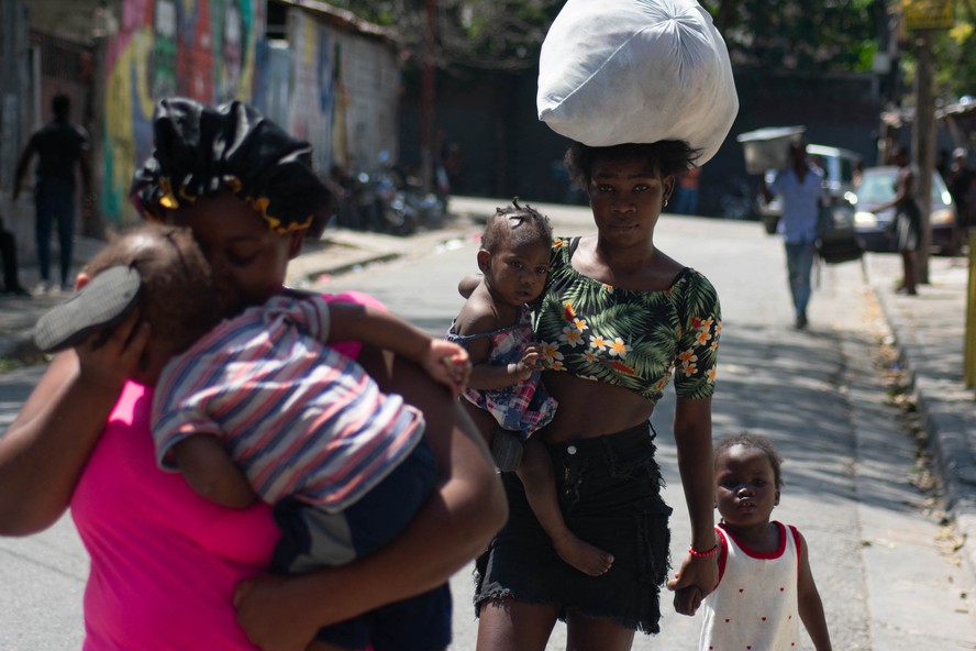 Moradores deixam suas casas enquanto a violência das gangues aumenta em Porto Príncipe, Haiti.