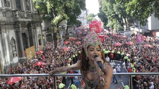 Bloco da Anitta desfila em rua do Centro do Rio neste último sábado de folia — Foto: Domingos Peixoto