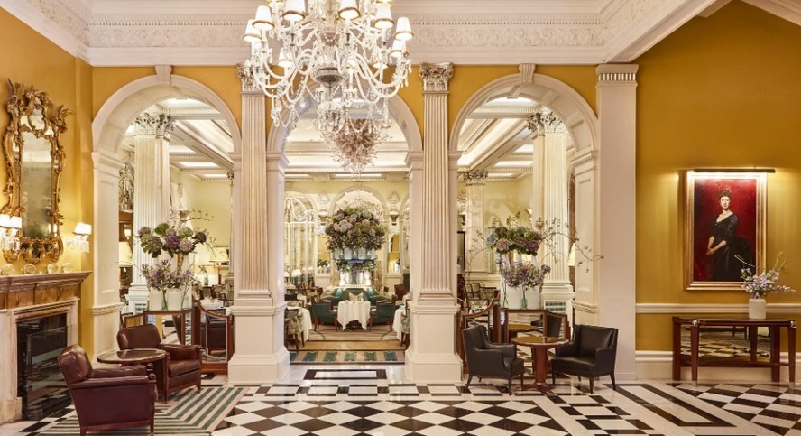 O saguão do hotel Claridge's, que data de meados do século XIX