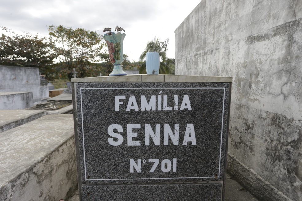 Renê Senna foi sepultado no Cemitério do bairro de Rio Seco, em Rio Bonito — Foto: Foto Domingos Peixoto