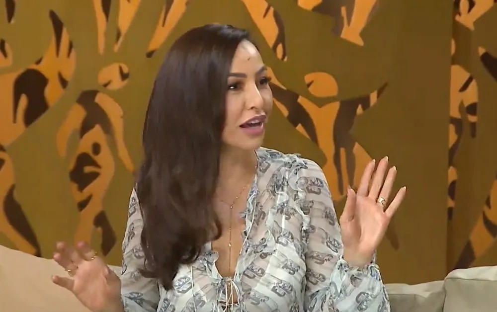 Sabrina Sato declarou no “Saia justa”, no ano passado, que possui uma coleção de vibradores: “Tenho uns 40, vários… Vou me desfazendo, doando os usados. Dou de presente e ganho também. Eu adoro, sou praticamente viciada em vibradores” — Foto: GNT