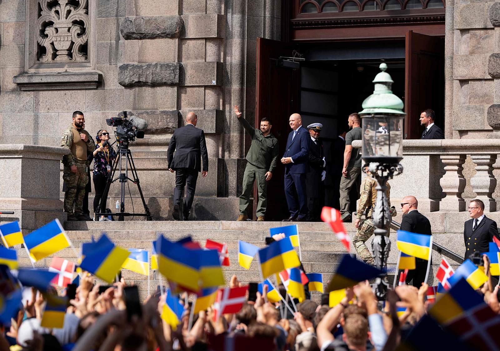 Volodymyr Zelensky cumprimenta a multidão em frente ao Parlamento dinamarquês em Copenhague, Dinamarca. — Foto: Claus Bech / Ritzau Scanpix / AFP