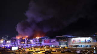 Incêndio consome parte do prédio invadido por um grupo de homens armados que deixou 40 mortos e pelo menos 100 feridos — Foto: AFP