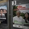 Cartazes da extrema direita e da frente de esquerda nas eleições legislativas na França - Philippe LOPEZ / AFP