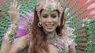 Look escolhido pela cantora foi verde e rosa, em homenagem à Mangueira — Foto: Domingos Peixoto