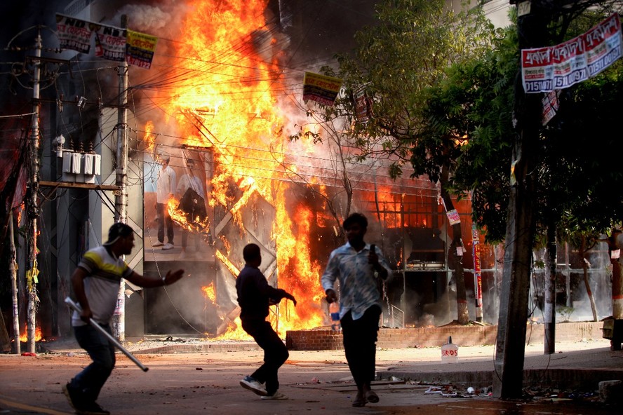 Manifestantes incendeiam loja de roupas em Bangladesh; protestos contra o governo já deixaram mais de 70 mortos e 10 mil detidos