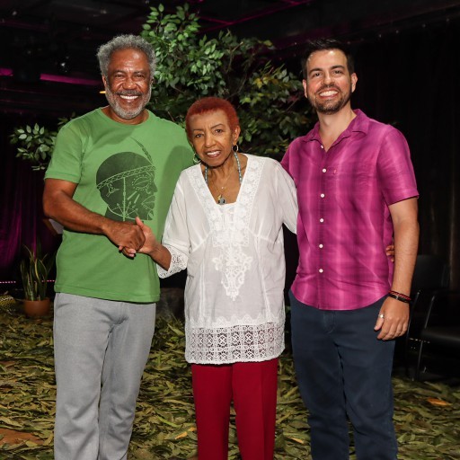 Leci Brandão na estreia do musical "Na palma da mão", sobre sua trajetória, entre Luiz Antonio Pilar (esq.), idealizador e diretor da peça, e do jornalista e escritor Leonardo Bruno, autor do texto — Foto: Fabricio Pioyani