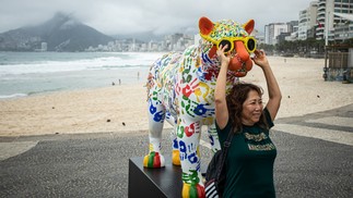 Turistas e cariocas puderam visitar as estatúas no Arpoador — Foto: Hermes de Paula