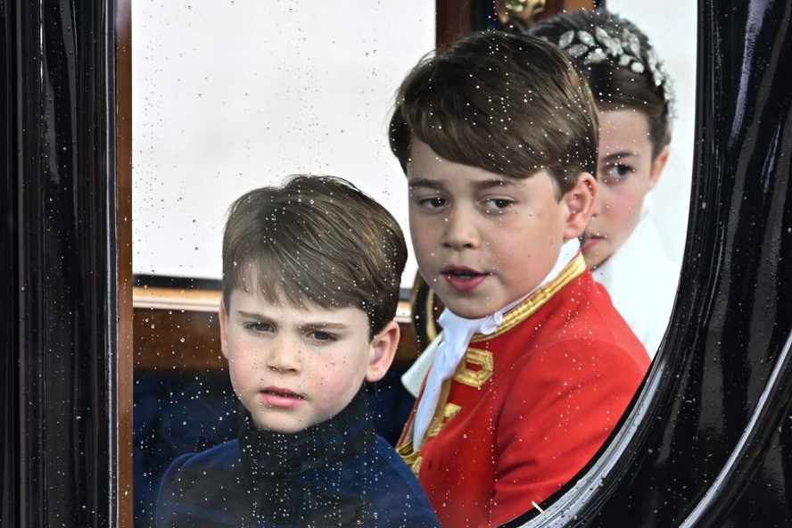 Príncipe Louis, príncipe George e princesa Charlotte em carruagem após coroação do avô, o rei Charles III