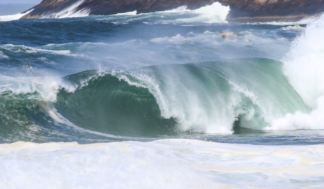 Ondas menores, de um a dois metros, também foram registradas nesta quarta-feira em Itacoatiara — Foto: Divulgação