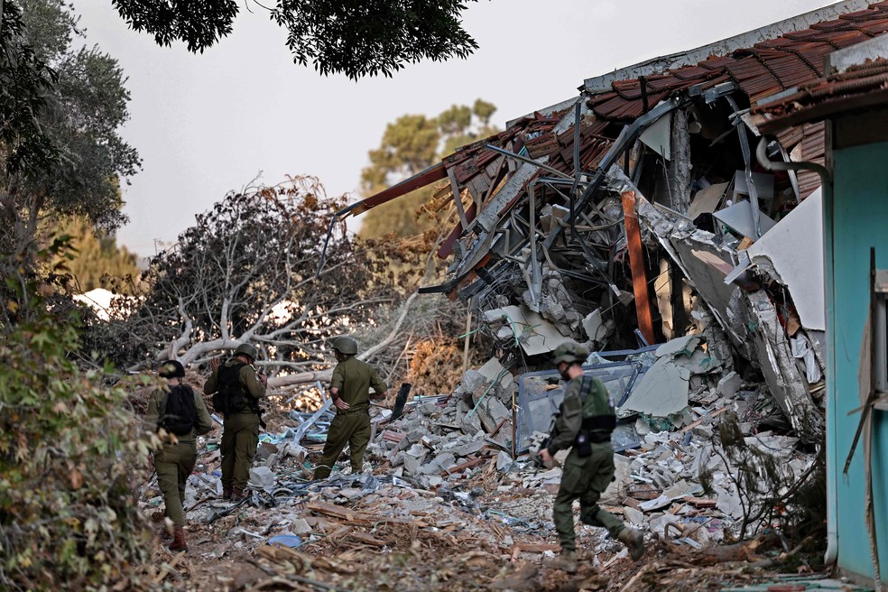 Fronteira entre Israel e Faixa de Gaza destruída em 7º dia de guerra — Foto: Thomas Coex/AFP