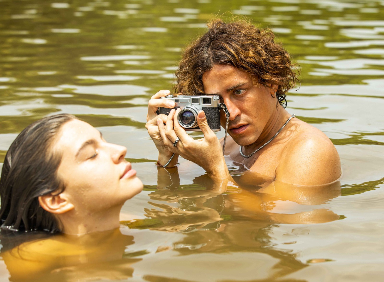 Jesuíta Barbosa e Alanis Guillen em cena da novela "Pantanal"  — Foto: Globo/João Miguel Júnior