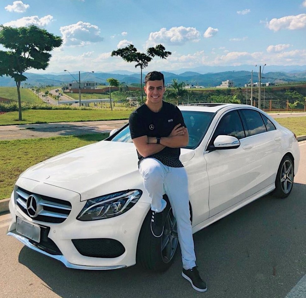 Vitor Vieira Belarmino é considerado foragido da Justiça; no carro do rapaz, uma BMW, a polícia encontrou machas de vinho e taças quebradas — Foto: Redes sociais