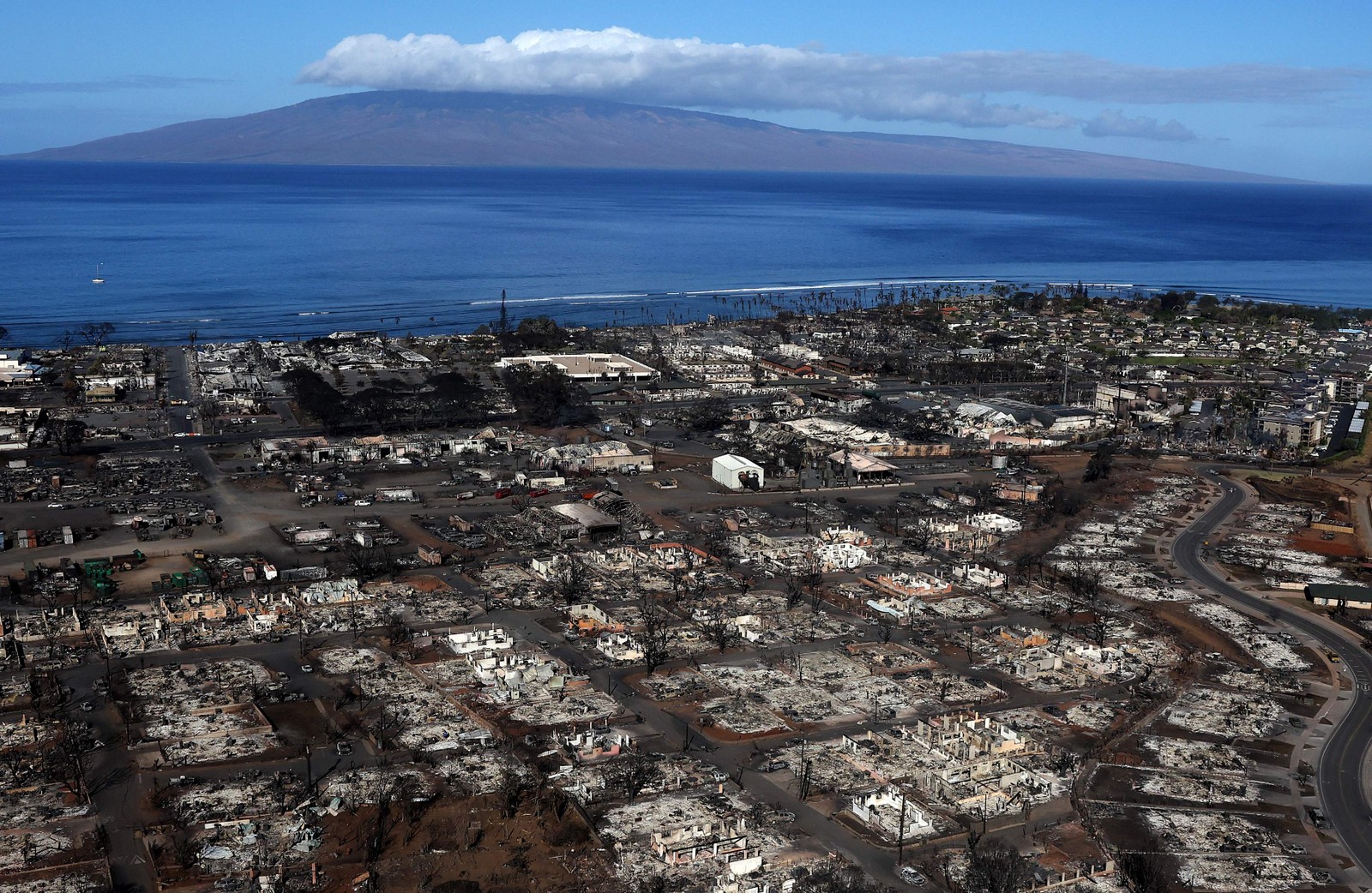 Vista aérea mostra área totalmente devastada pelo incêndio florestal. Dezenas de pessoas morreram e milhares ficaram desabrigadas depois que um incêndio florestal causado pelo vento devastou a cidade de Lahaina (Havaí) nesta semana. As equipes continuam as buscas por pessoas desaparecidas. — Foto: Justin Sullivan/Getty Images/AFP