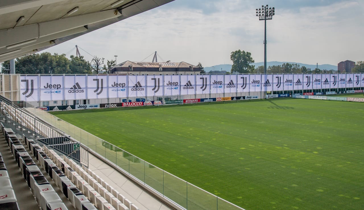 Um dos campos de treino da Juventus conta com arquibancada coberta para até 600 pessoas e é utilizado em treinos abertos para os torcedores — Foto: Divulgaçao/Juventus