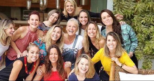 Paquitas da primeira geração ao lado de Xuxa — Foto: Reprodução/Instagram