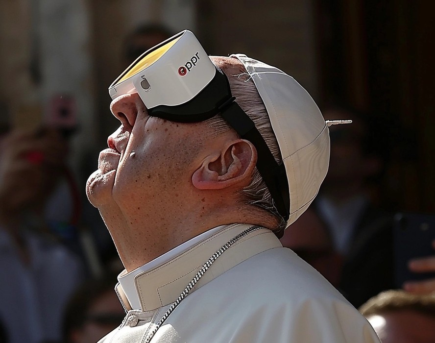 Imagem do papa Francisco com óculos virtuais criada no Midjourney