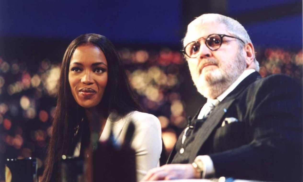 De férias no Brasil, a top internacional Naomi Campbell arriscou até passos de samba no "Programa do Jô", em 2002 — Foto: José Paulo Cardeal / TV Globo