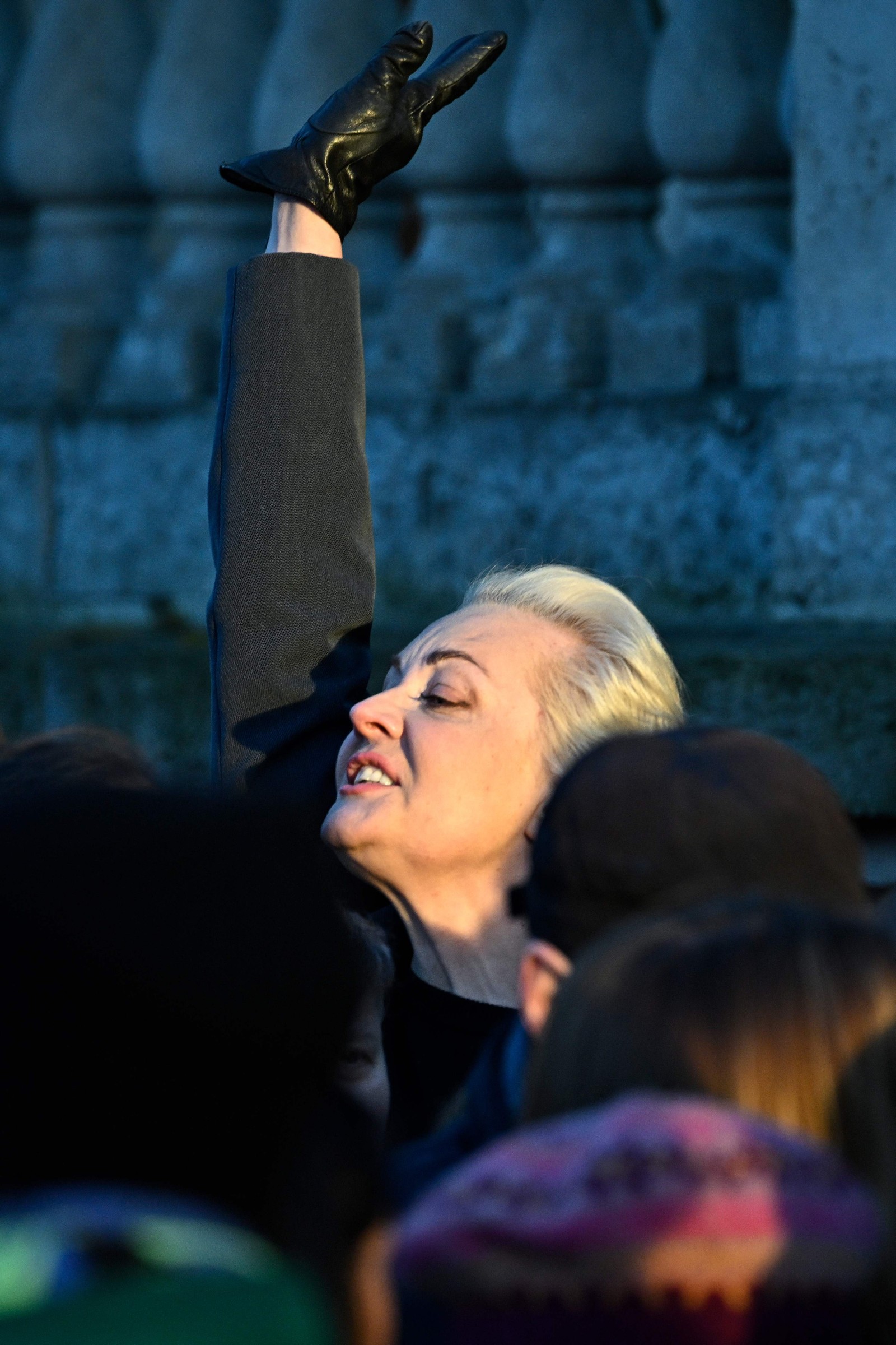 Yulia Navalnaya, viúva do líder da oposição do Kremlin Alexei Navalny acena enquanto aguarda para votar na embaixada russa em Berlim, em 17 de março de 2024. — Foto: Tobias SCHWARZ / AFP