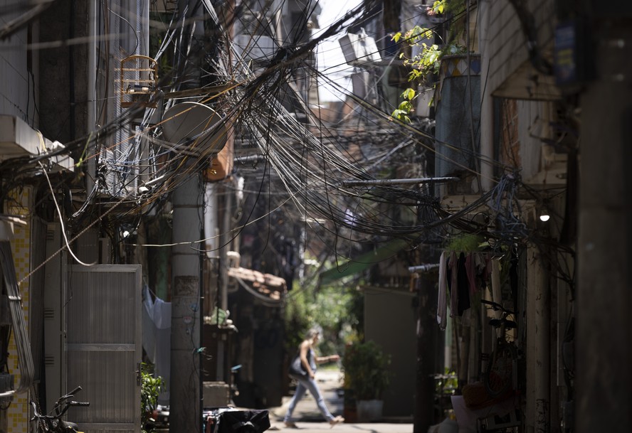 Emaranhado de fios e gatos de energia na Rua Romance, na localidade de Areinha, em Rio das Pedras